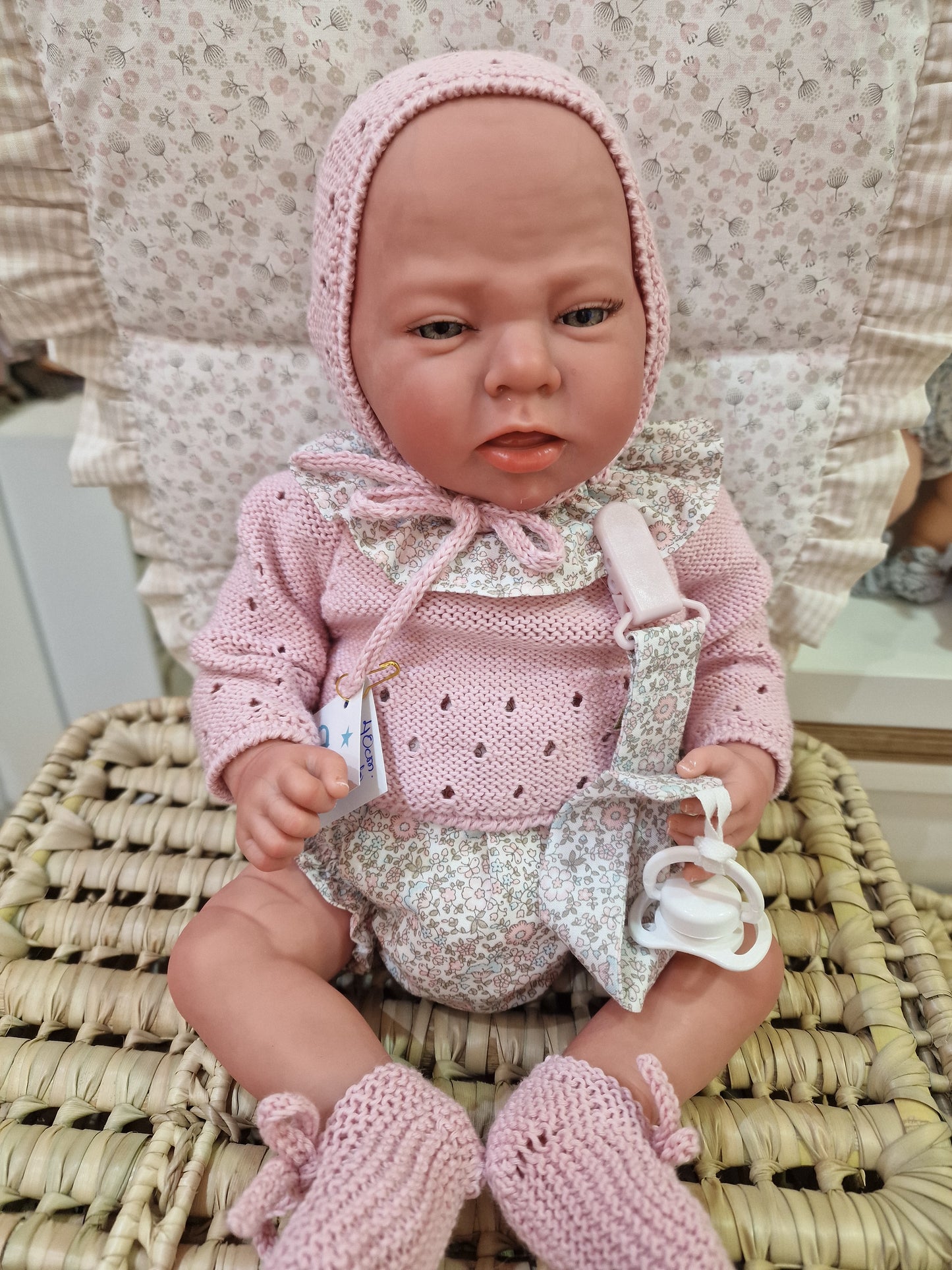 REBORN 40 CENTÍMETROS VESTIDO CON CAPOTA, JERSEY/ CHAQUETA, CULOTTE  , PATUCOS Y CUELLO , INCLUYE CHUPETE Y CHUPETERO