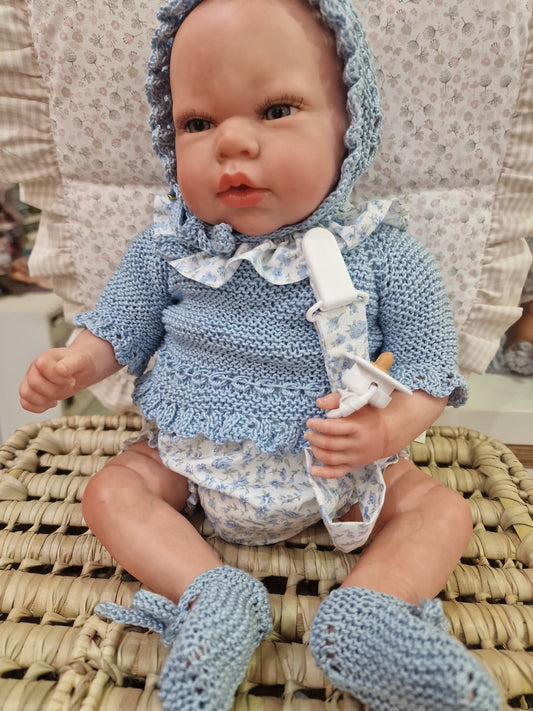 REBORN 40 CENTÍMETROS VESTIDO CON CAPOTA, JERSEY/ CHAQUETA, CULOTTE, CUELLO, CHUPETERO Y PATUCOS