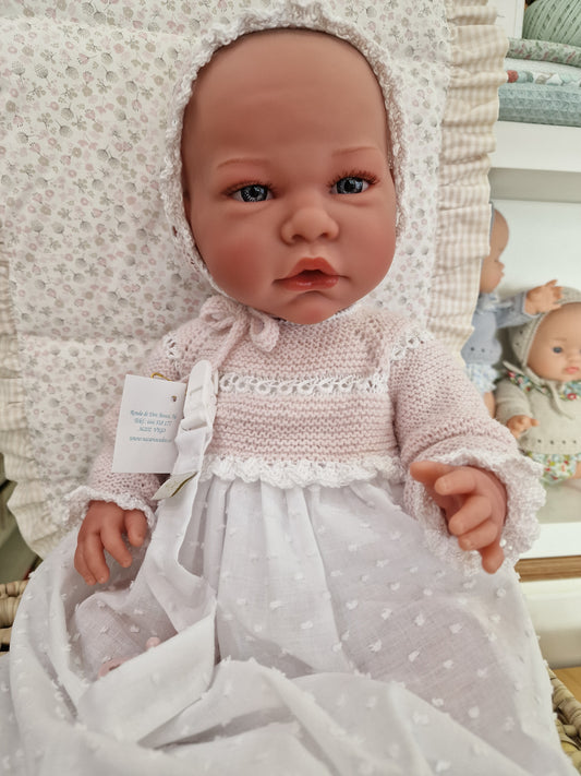 Muñeco 48 centímetros cuerpo blando con peso de Así vestido con faldón incluye  culotte, chupete y chupetero