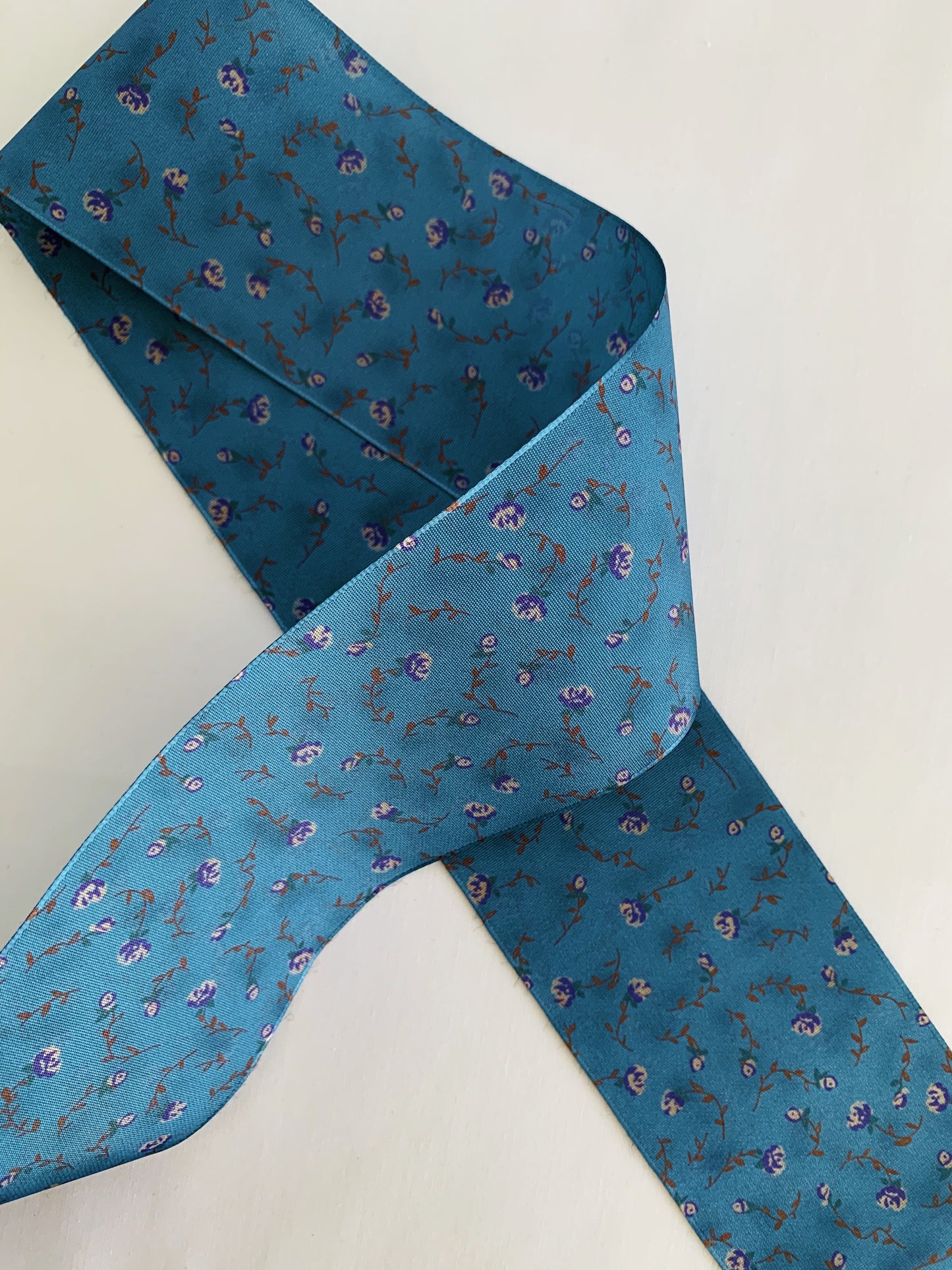 CINTA DE PELO ESTAMPADO DE FLORES AZUL, VERDE DE 6 CENTÍMETROS DE ANCHO
