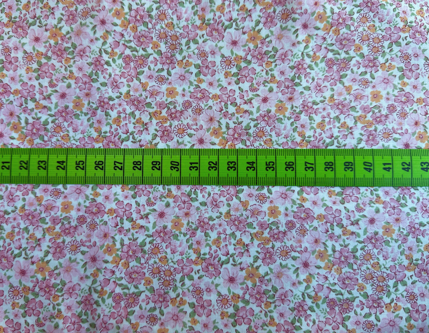 TELA ESTAMPADA DE 1,5 METROS DE ANCHO. 10 EUROS/ METRO.