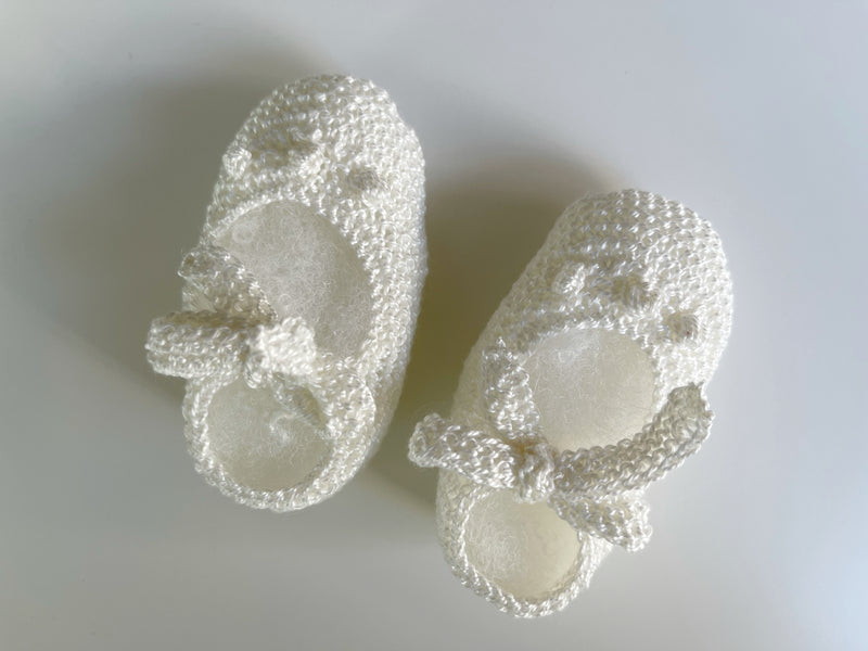 CONJUNTO HECHO A MANO CHAQUETA, CAPOTA, RANA Y PATUCOS DE PERLÉ 0-3 MESES
