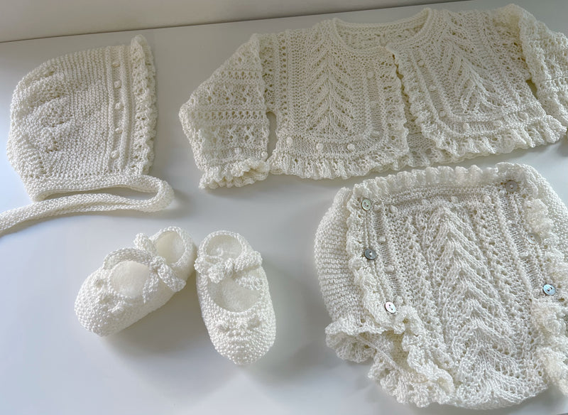 CONJUNTO HECHO A MANO CHAQUETA, CAPOTA, RANA Y PATUCOS DE PERLÉ 0-3 MESES